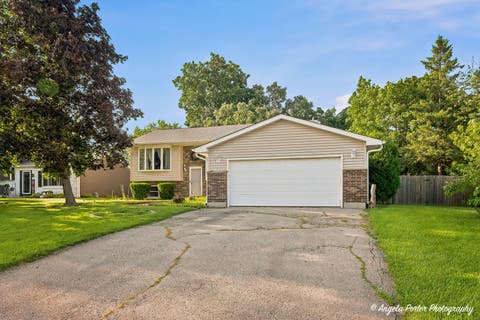 Photo of 2494 FOREST VIEW Road, Lindenhurst, IL 60046 (MLS # 12691306)