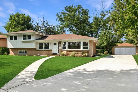 Tiny photo for 30 Crescent Drive, Glenview, IL 60025 (MLS # 12580551)