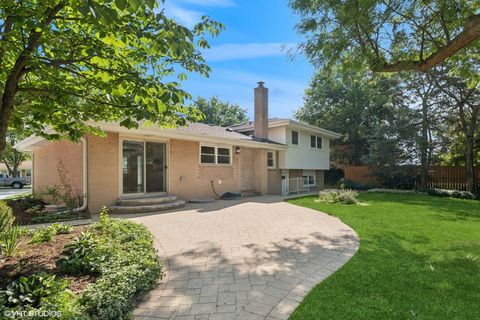 Tiny photo for 30 Crescent Drive, Glenview, IL 60025 (MLS # 12580551)