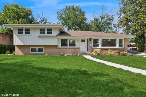 Tiny photo for 30 Crescent Drive, Glenview, IL 60025 (MLS # 12580551)