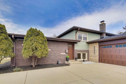 Photo of 909 S Waverly Place, Mount Prospect, IL 60056 (MLS # 12587324)