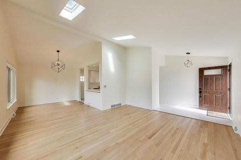 Tiny photo for 909 S Waverly Place, Mount Prospect, IL 60056 (MLS # 12587324)