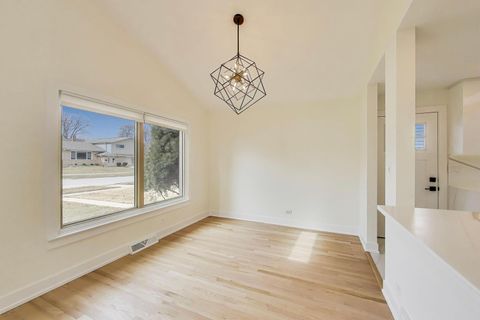 Tiny photo for 909 S Waverly Place, Mount Prospect, IL 60056 (MLS # 12587324)