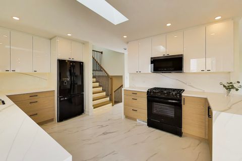 Tiny photo for 909 S Waverly Place, Mount Prospect, IL 60056 (MLS # 12587324)