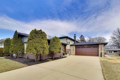 Tiny photo for 909 S Waverly Place, Mount Prospect, IL 60056 (MLS # 12587324)