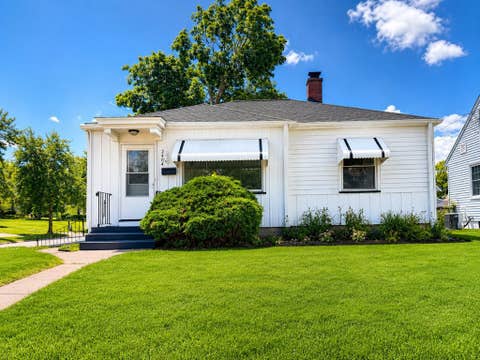 Photo of 2404 MYRTLE Street, Davenport, IA 52804 (MLS # 12679202)