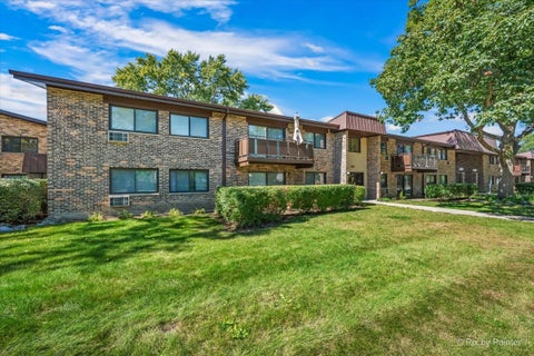 Tiny photo for 2632 N Windsor Drive #102, Arlington Heights, IL 60004 (MLS # 12773507)