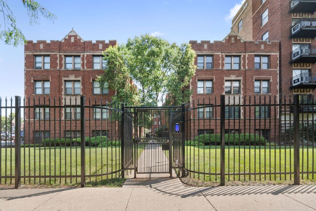 Photo for 4523.5 S Drexel Boulevard #2W, Chicago, IL 60653 (MLS # 12500995)
