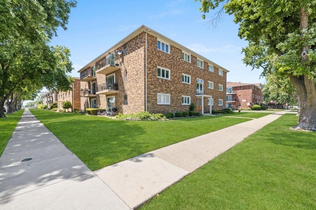 5834 W 77th Street 104