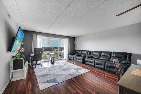 Tiny photo for 390 S Western Avenue #604, Des Plaines, IL 60016 (MLS # 12500974)