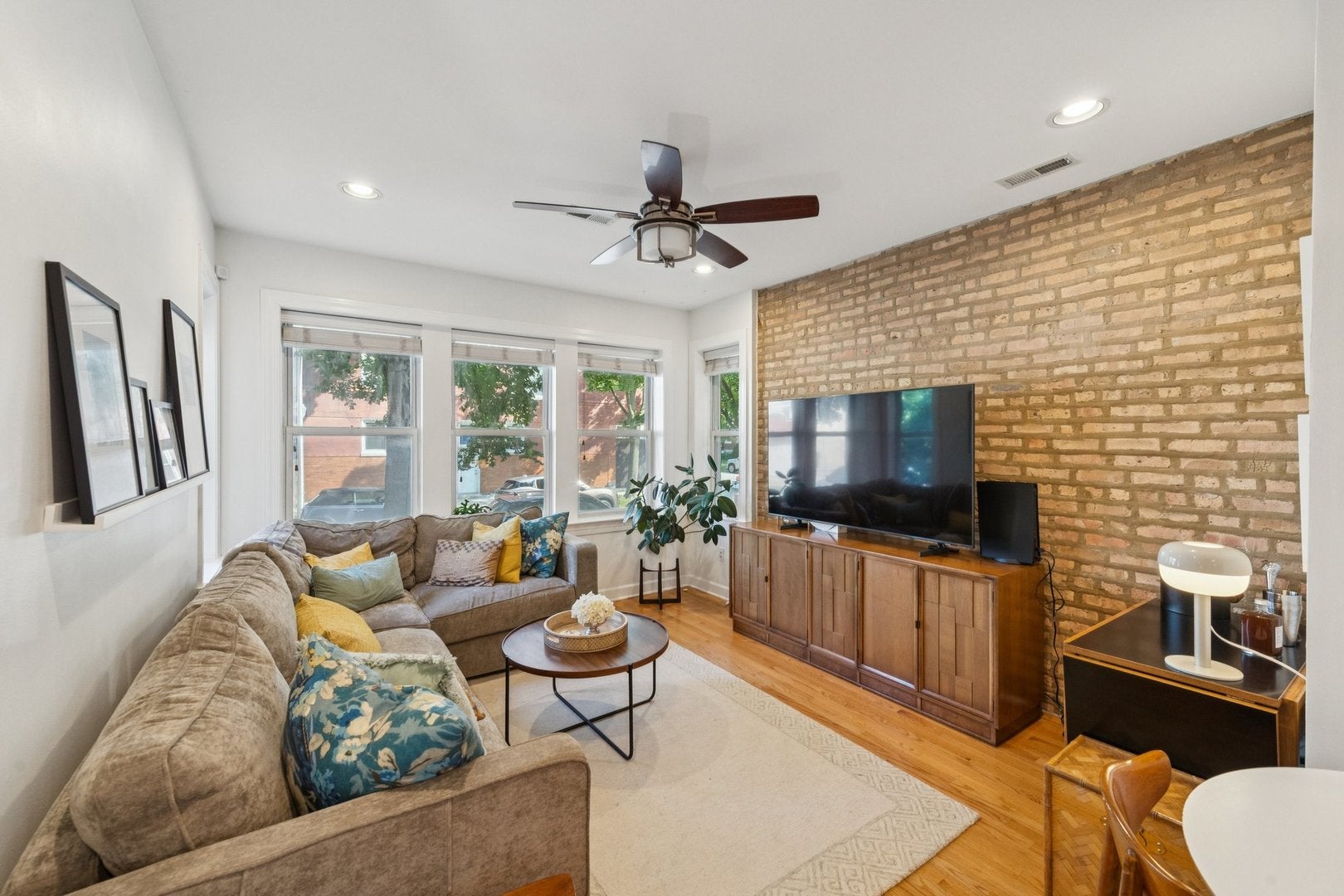 3337 W Byron Street 1
