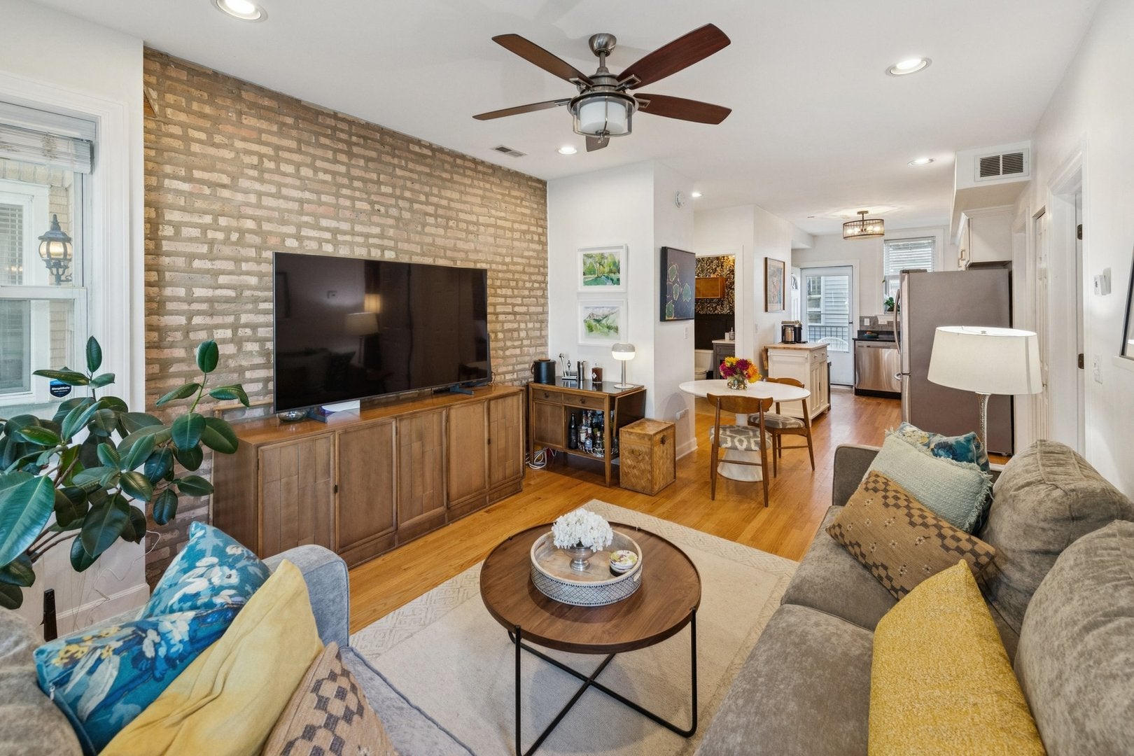3337 W Byron Street 1