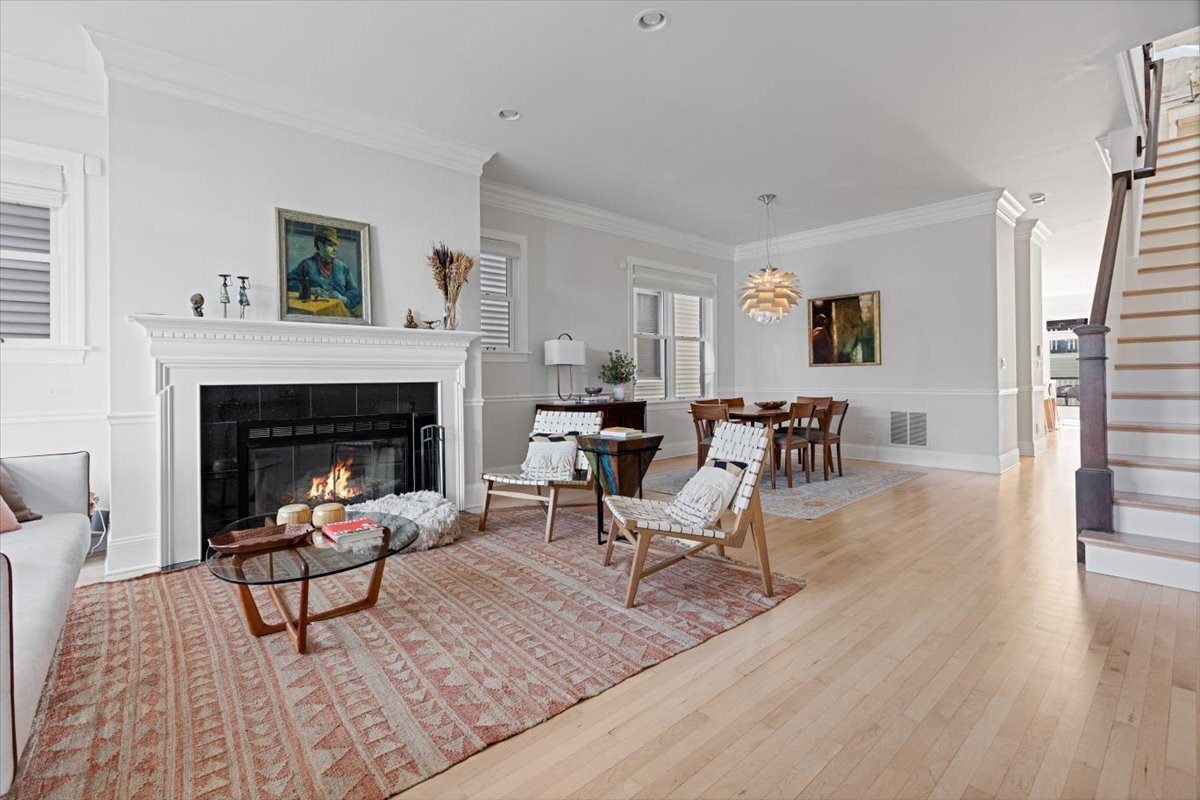 2131 W Melrose Street