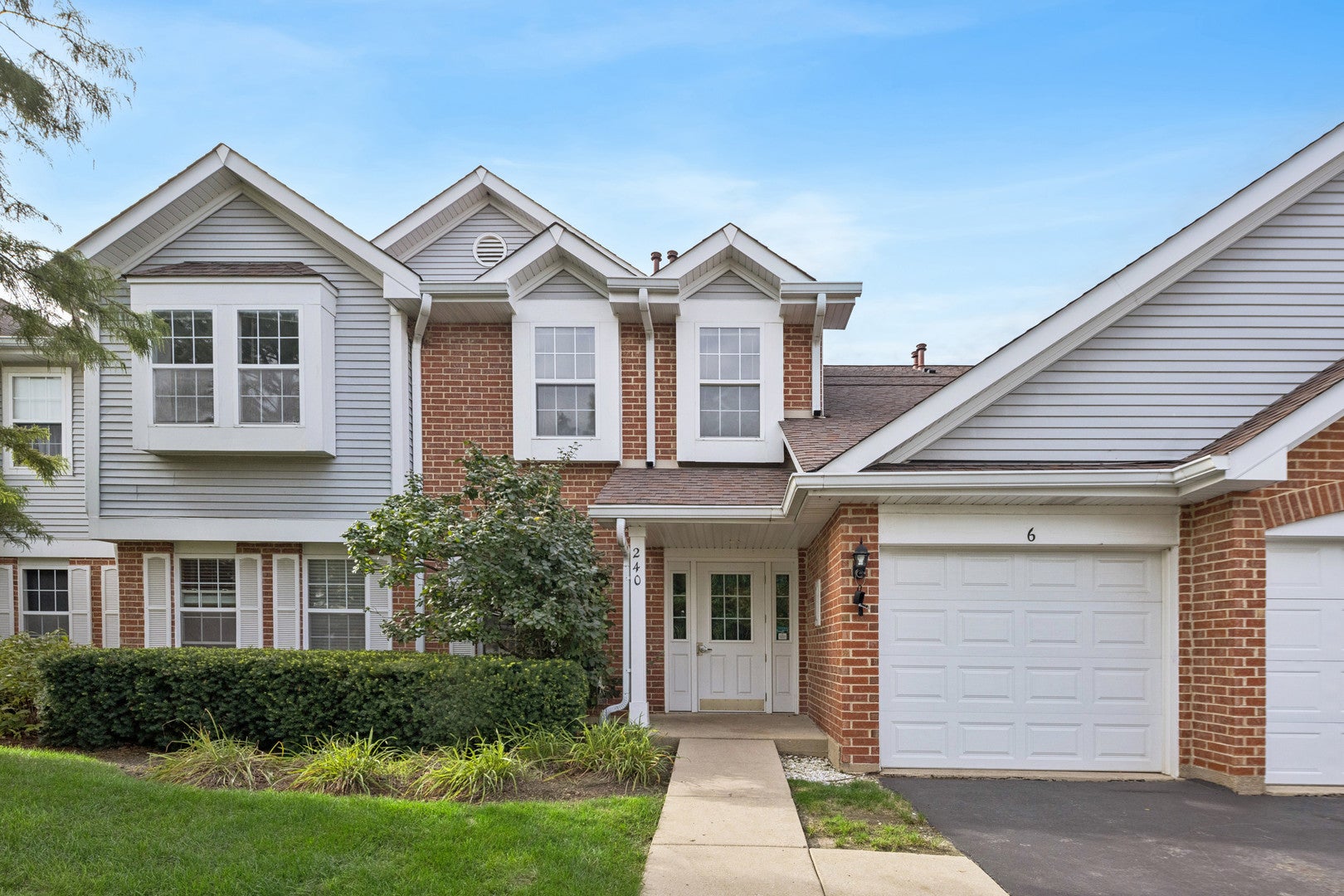 240 Ashbury Lane W 6
