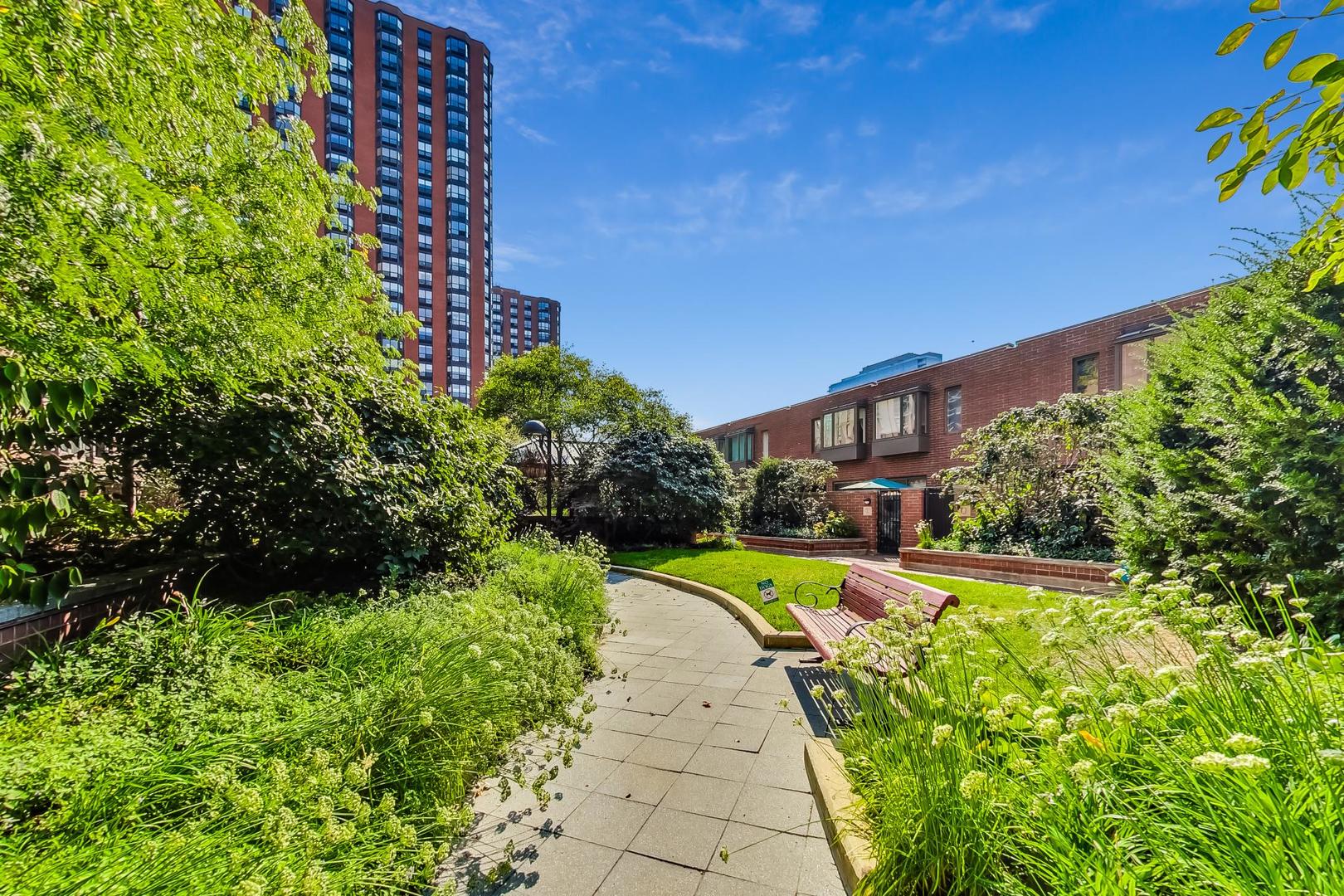 801 S Plymouth Court 913