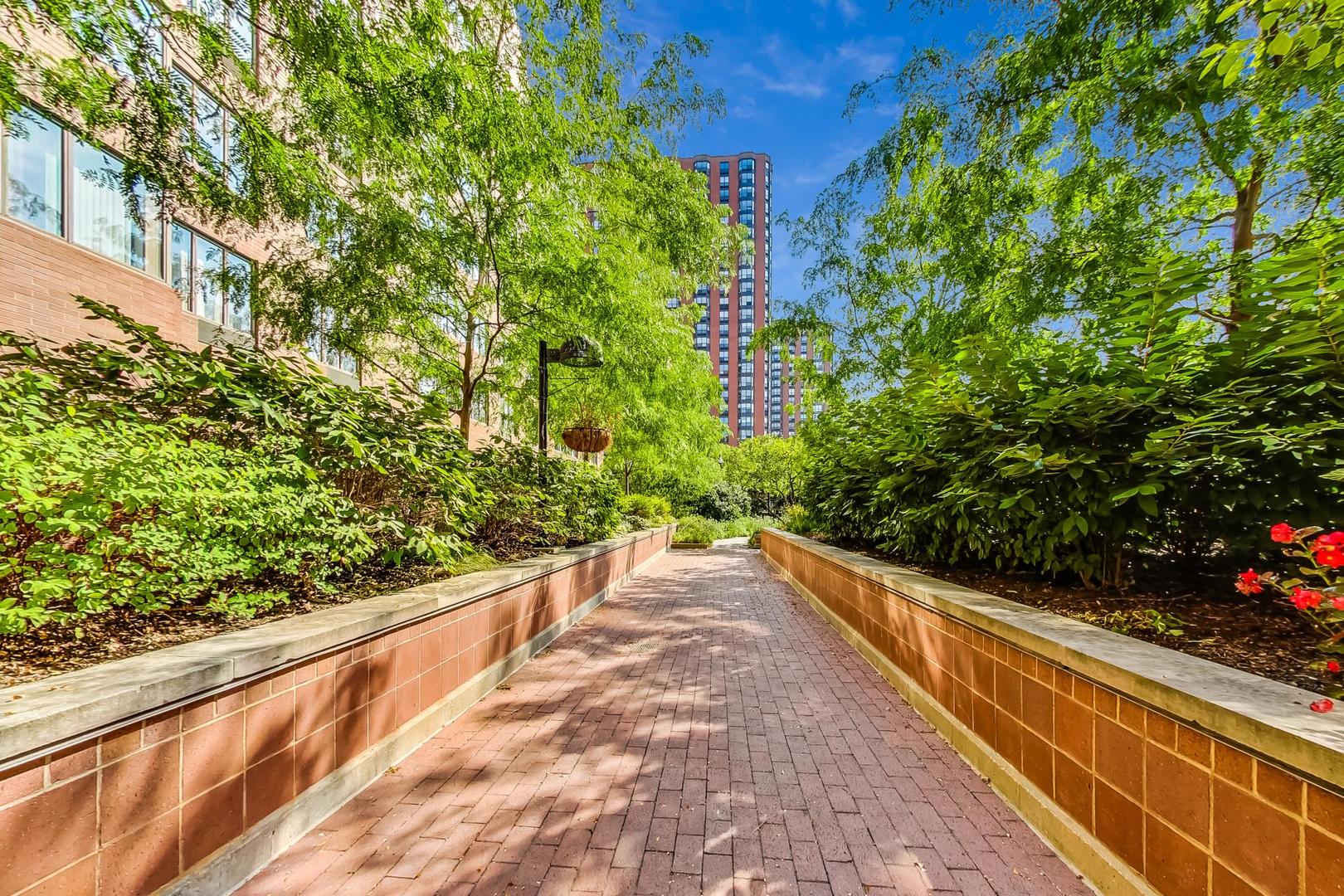 801 S Plymouth Court 913
