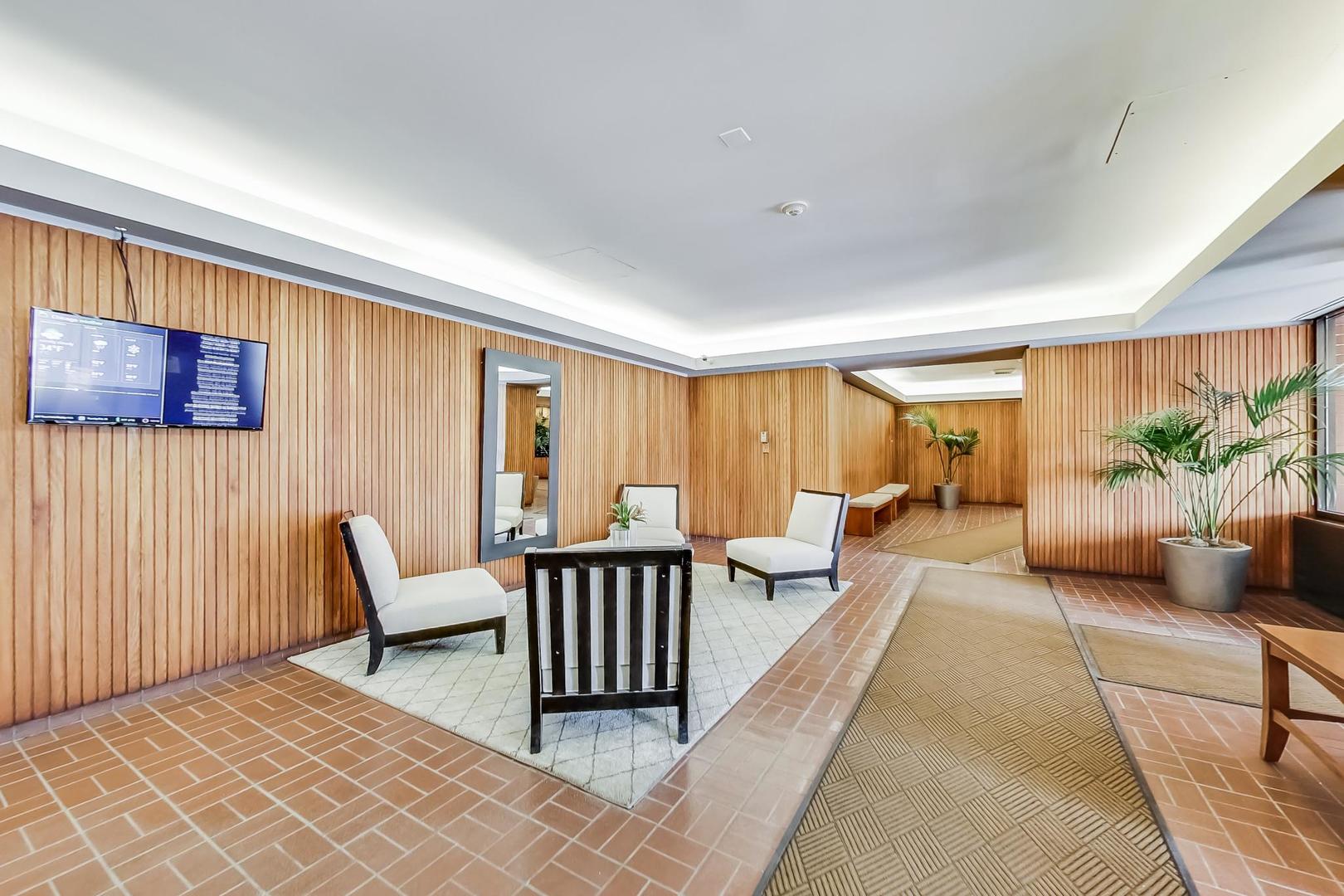 801 S Plymouth Court 913