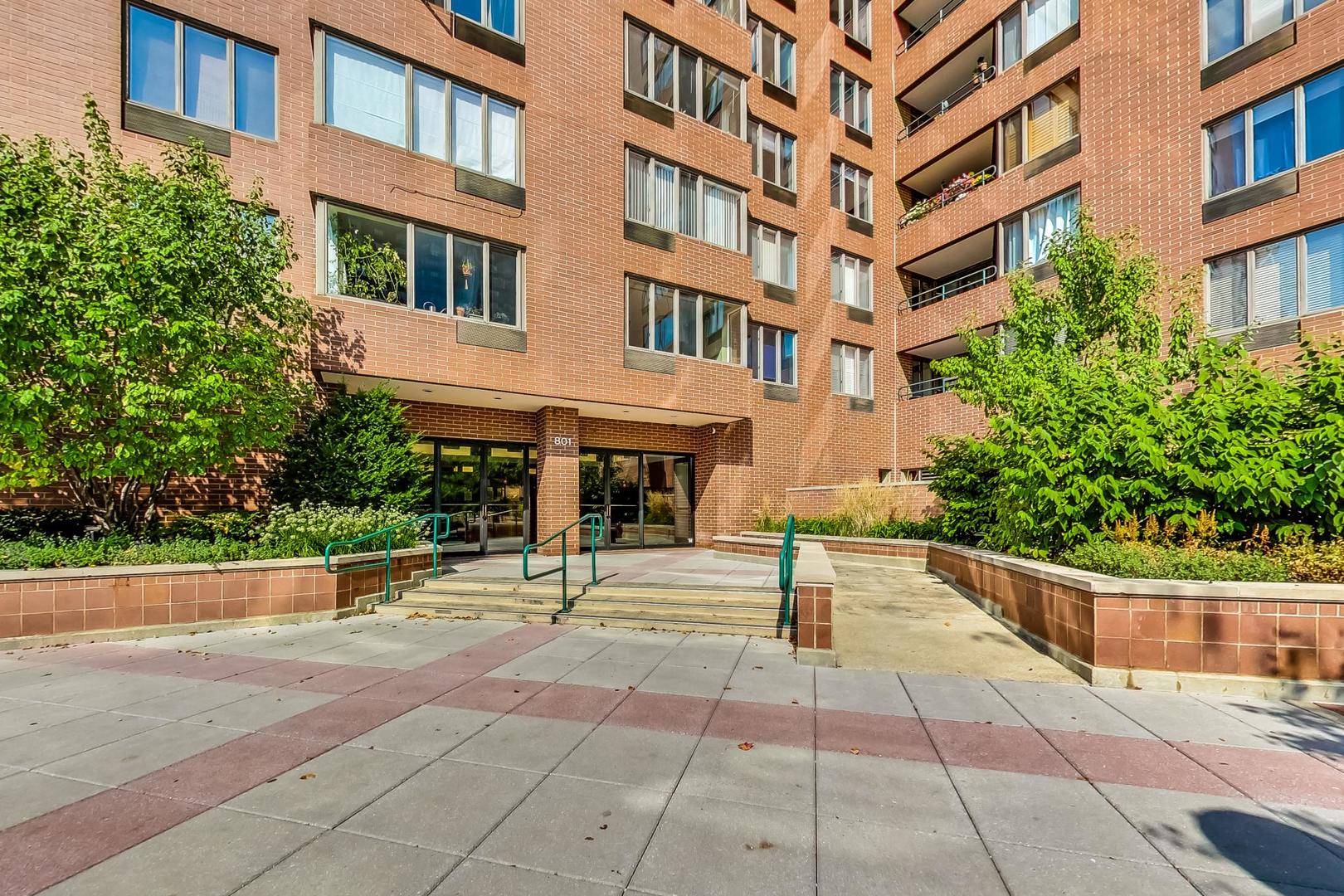801 S Plymouth Court 913