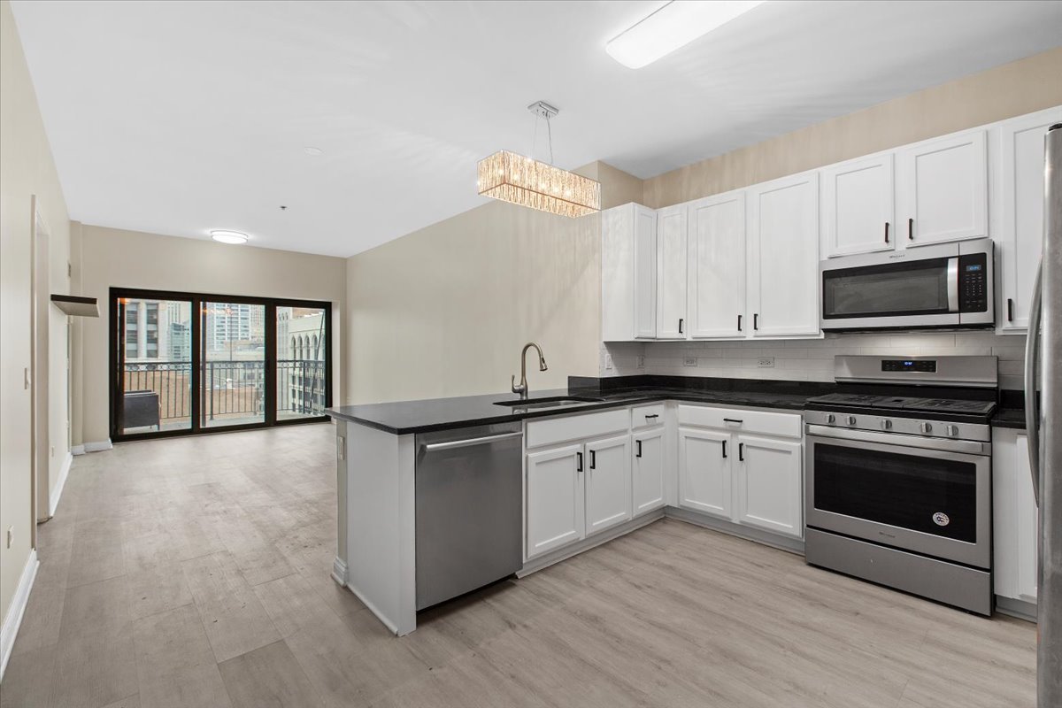 8 W MONROE Street 1708