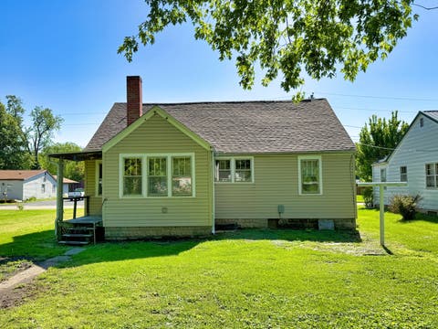 Tiny photo for 426 S Locust Street, Flora, IL 62839 (MLS # 12641616)