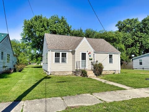 Tiny photo for 426 S Locust Street, Flora, IL 62839 (MLS # 12641616)
