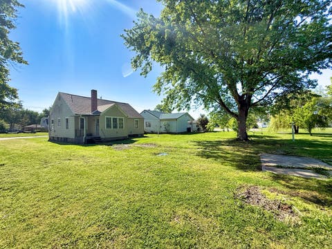Tiny photo for 426 S Locust Street, Flora, IL 62839 (MLS # 12641616)