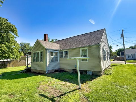 Tiny photo for 426 S Locust Street, Flora, IL 62839 (MLS # 12641616)