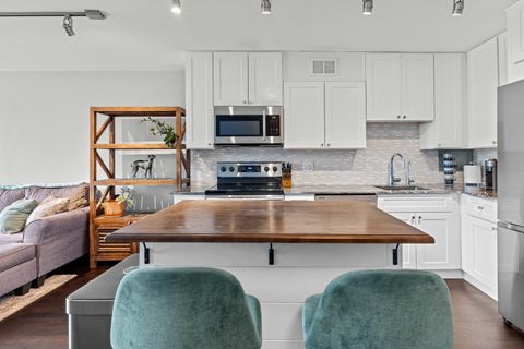 Tiny photo for 555 W Cornelia Avenue #1004, Chicago, IL 60657 (MLS # 12462300)