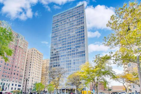 Photo of 2400 N Lakeview Avenue #310, Chicago, IL 60614 (MLS # 12515018)