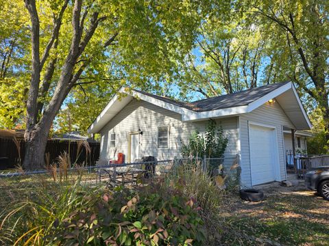 Tiny photo for 200 S Beck Road, Lindenhurst, IL 60046 (MLS # 12503354)