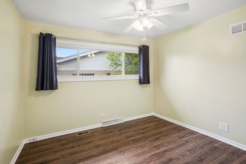 Tiny photo for 495 Kinkaid Court, Des Plaines, IL 60016 (MLS # 12608947)