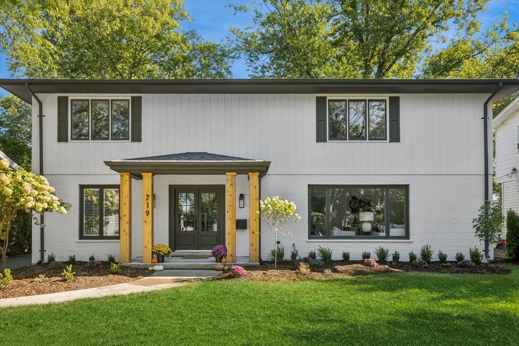 Photo for 719 N Elm Street, Hinsdale, IL 60521 (MLS # 12496092)