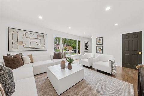 Tiny photo for 719 N Elm Street, Hinsdale, IL 60521 (MLS # 12496092)