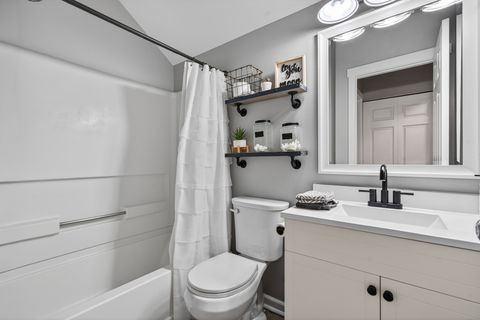 Tiny photo for 9 Annandale Court, Lake In The Hills, IL 60156 (MLS # 12573896)