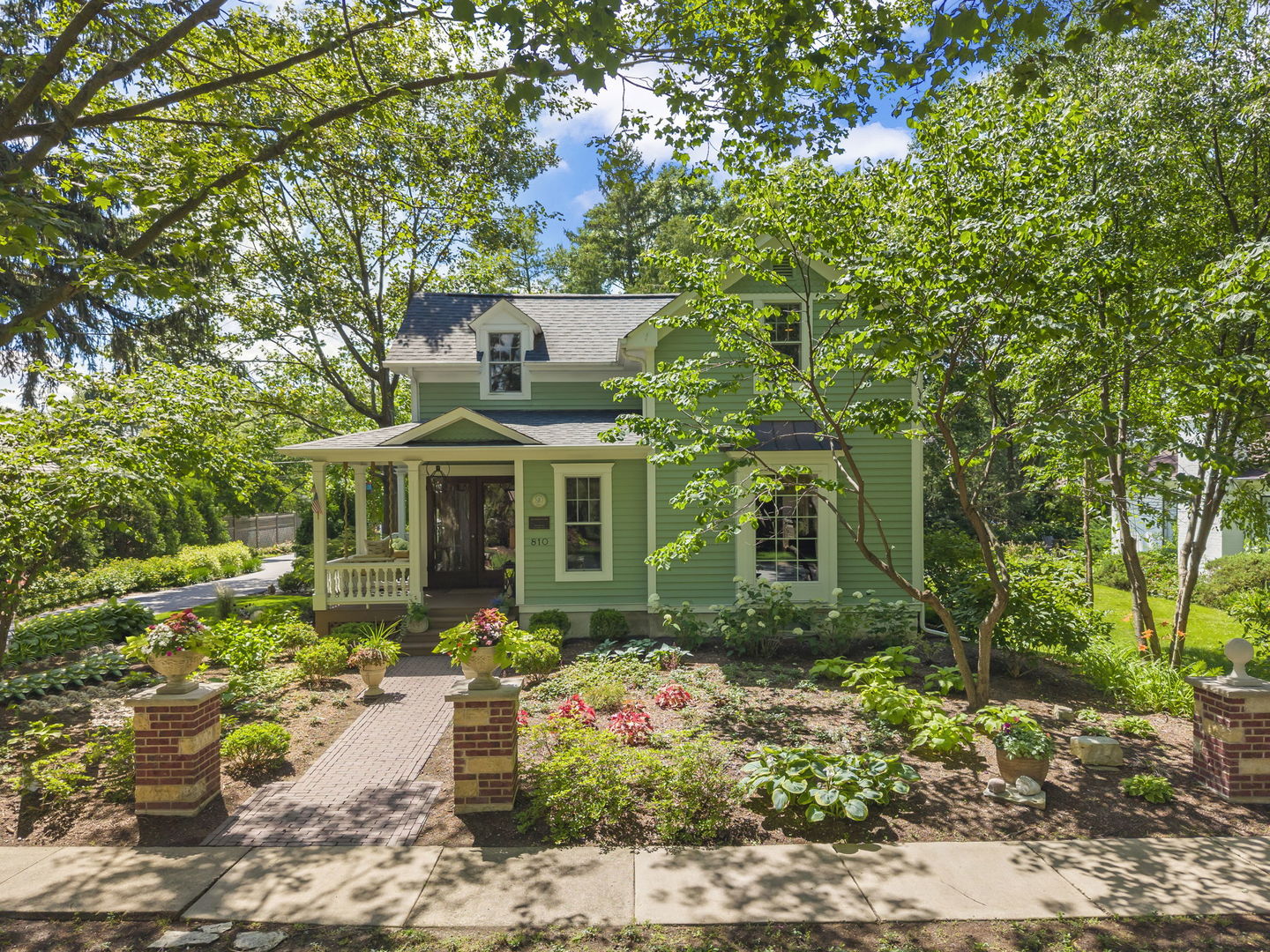 810 Dow Avenue