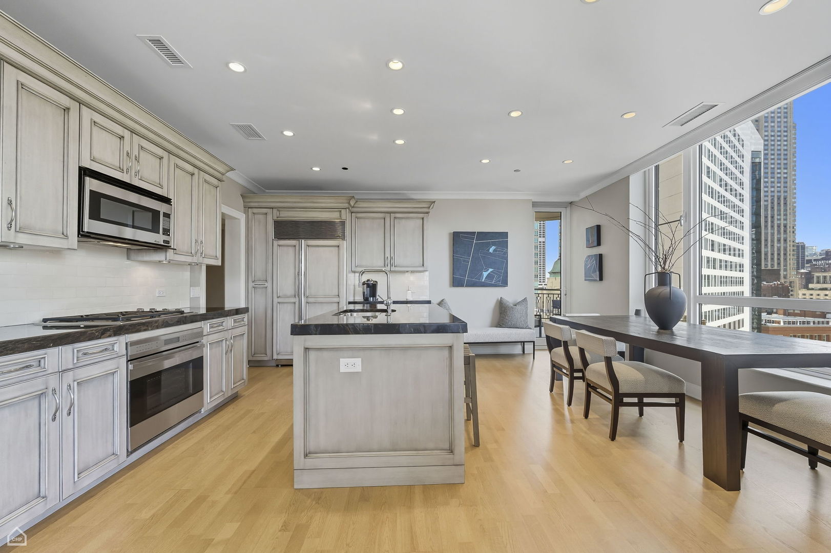 Chicago, Illinois 60611, United States, 3 Bedrooms Bedrooms, ,4 BathroomsBathrooms,Residential,Active,217738