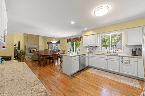 Tiny photo for 22W126 Glenrise Court, Glen Ellyn, IL 60137 (MLS # 12678260)