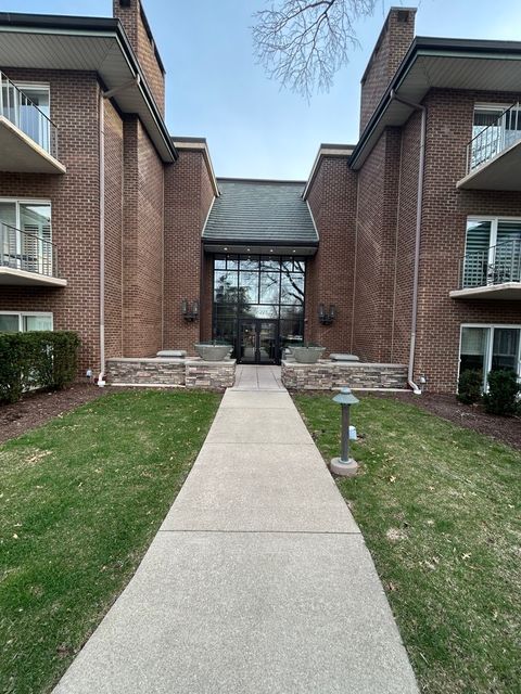 Photo of 4 Oak Brook Club Drive #G205, Oak Brook, IL 60523 (MLS # 12597104)