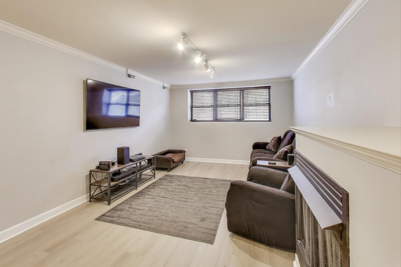 6710 N OLIPHANT Avenue G