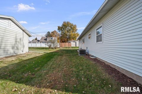 Tiny photo for 2926 W LOMBARD Street, Davenport, IA 52804 (MLS # QC4269194)