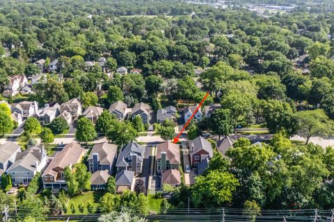 Tiny photo for 634 E Sunnyside Avenue, Libertyville, IL 60048 (MLS # 12693193)