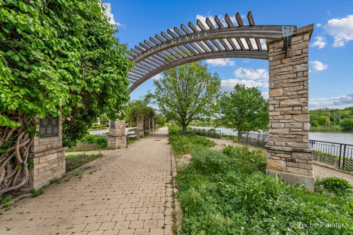 100 N RIVER Lane 409