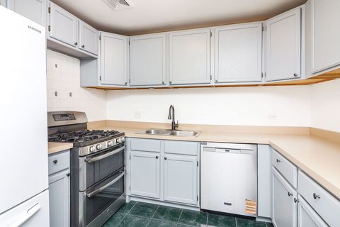 Tiny photo for 16B Kingery Quarter #208, Willowbrook, IL 60527 (MLS # 12532224)