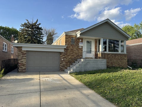 Photo of 2608 W 97th Street, Evergreen Park, IL 60805 (MLS # 12648434)