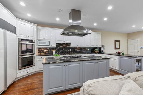 Tiny photo for 1302 Hawthorne Lane #1302, Hinsdale, IL 60521 (MLS # 12752005)