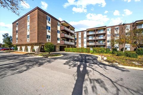 Photo of 1311 S Finley Road #203, Lombard, IL 60148 (MLS # 12597593)