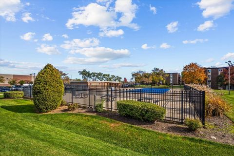 Tiny photo for 1311 S Finley Road #203, Lombard, IL 60148 (MLS # 12597593)