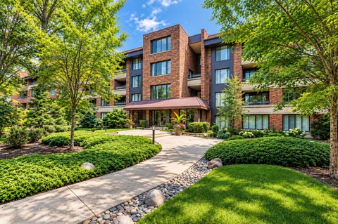 Photo of 1401 Burr Oak Road #303B, Hinsdale, IL 60521 (MLS # 12796363)