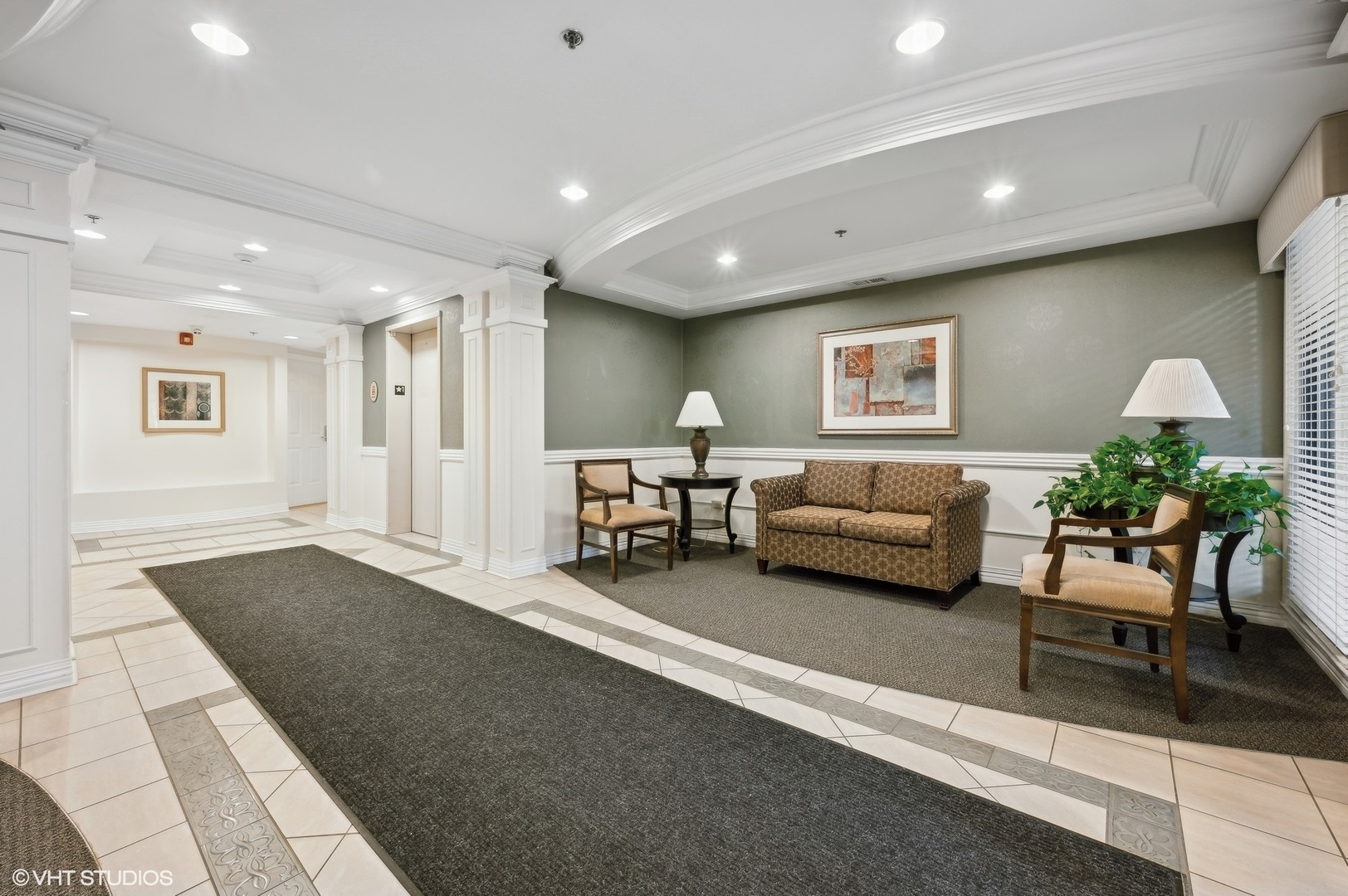 2335 W Belle Plaine Avenue 207