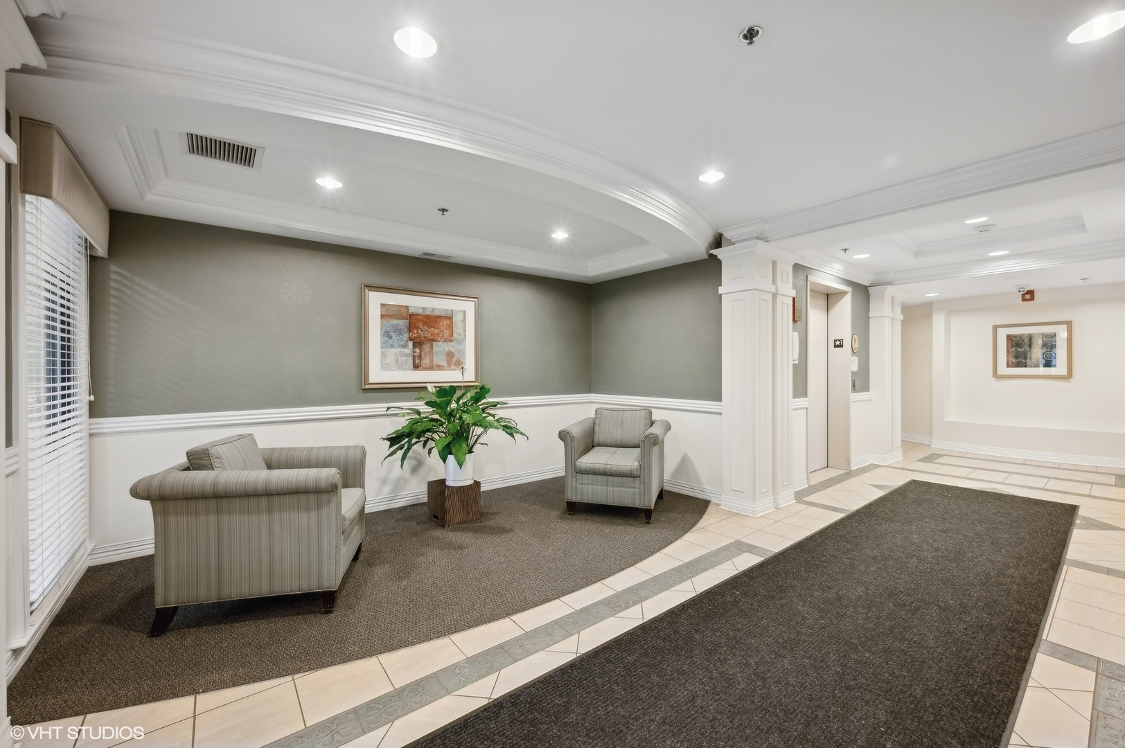 2335 W Belle Plaine Avenue 207